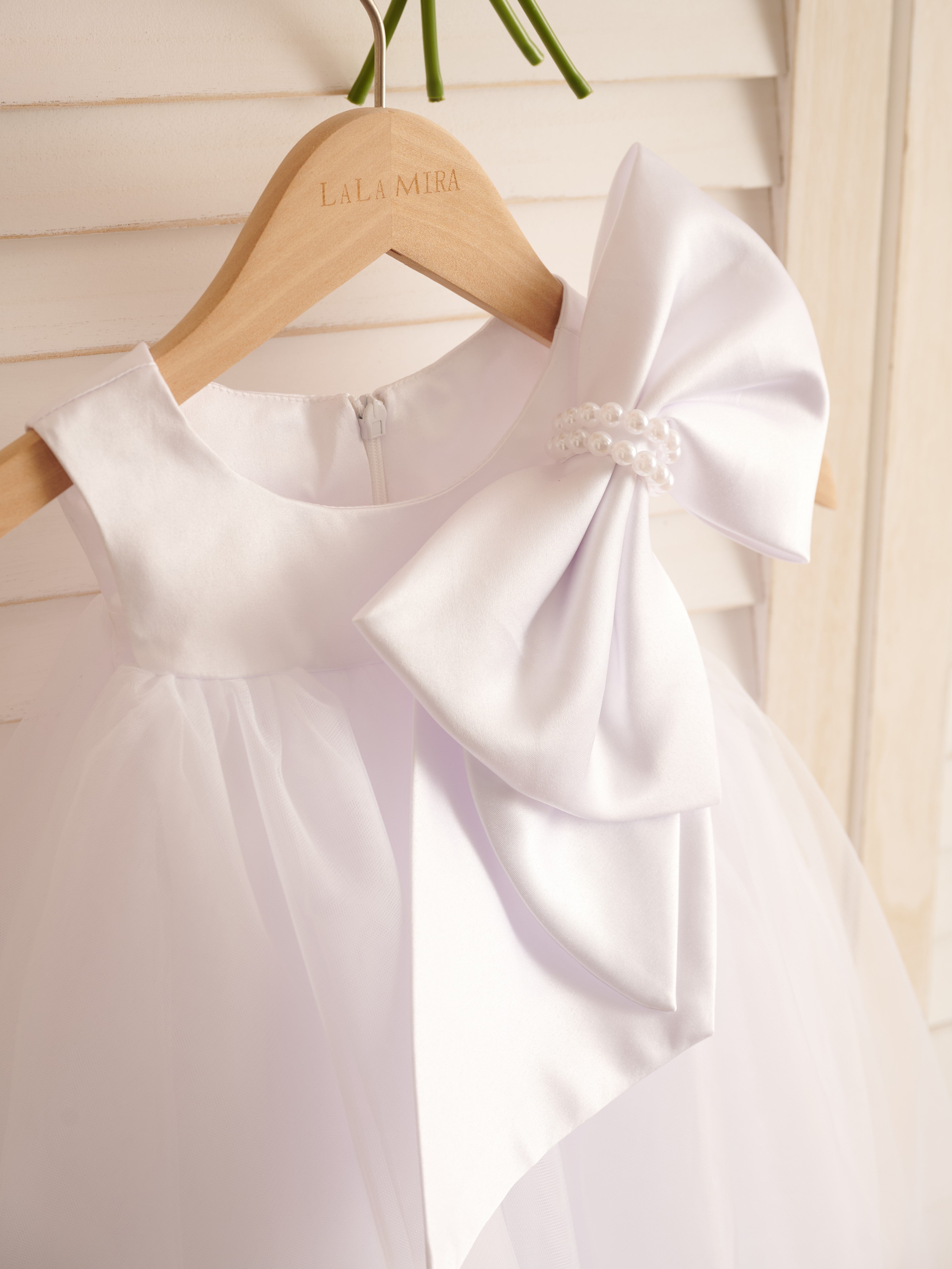 Vestido de niña pequeña de las flores, corte en A, con gran lazo y tul, hasta la rodilla. 