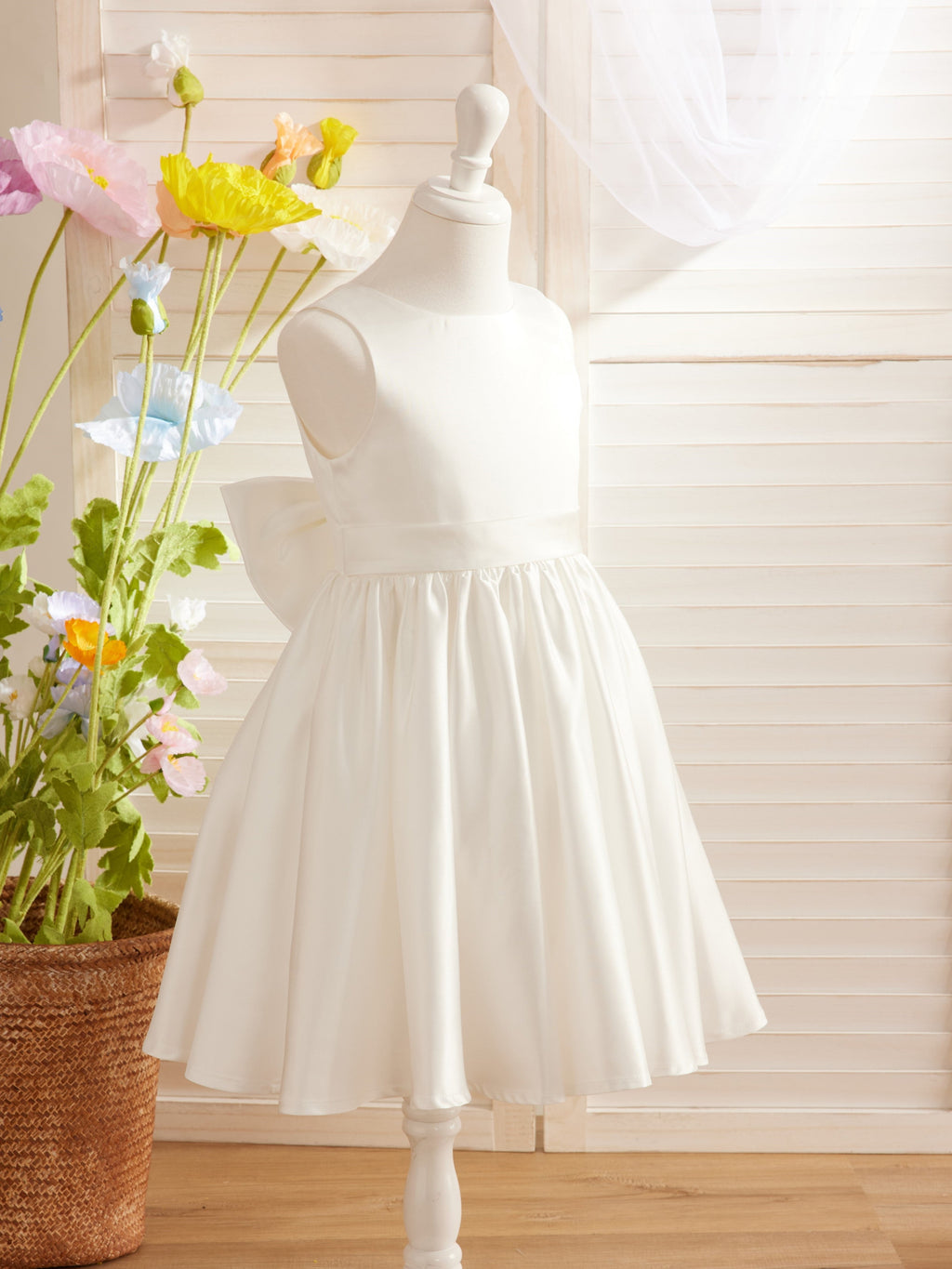 Elegante vestido de niña de las flores de satén con corte en A, espalda en V y lazo, hasta la rodilla 