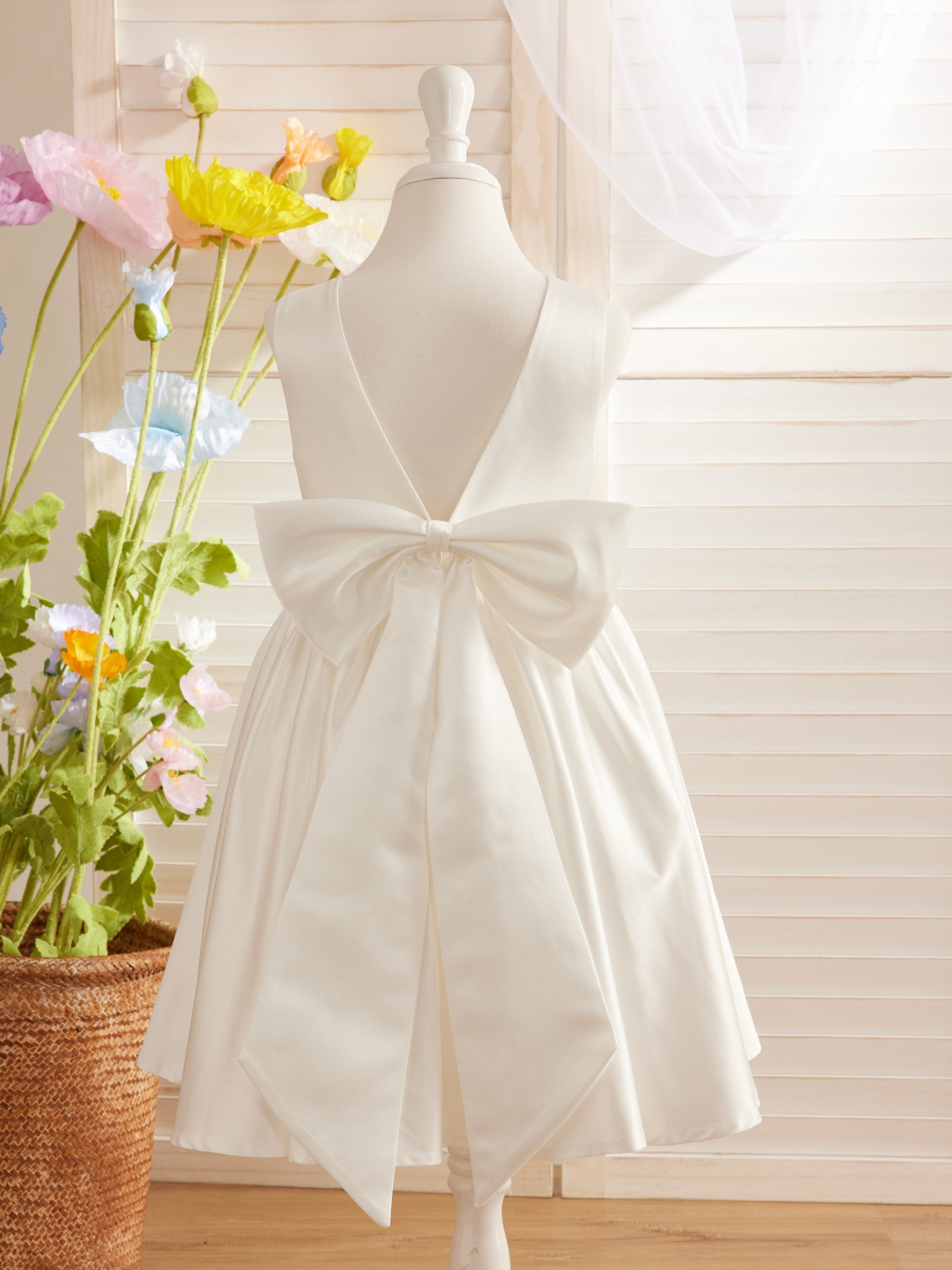 Elegante vestido de niña de las flores de satén con corte en A, espalda en V y lazo, hasta la rodilla 