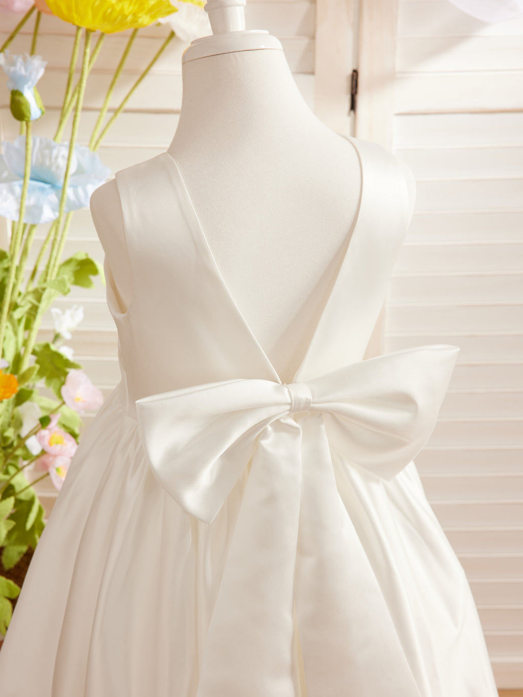 Elegante vestido de niña de las flores de satén con corte en A, espalda en V y lazo, hasta la rodilla 