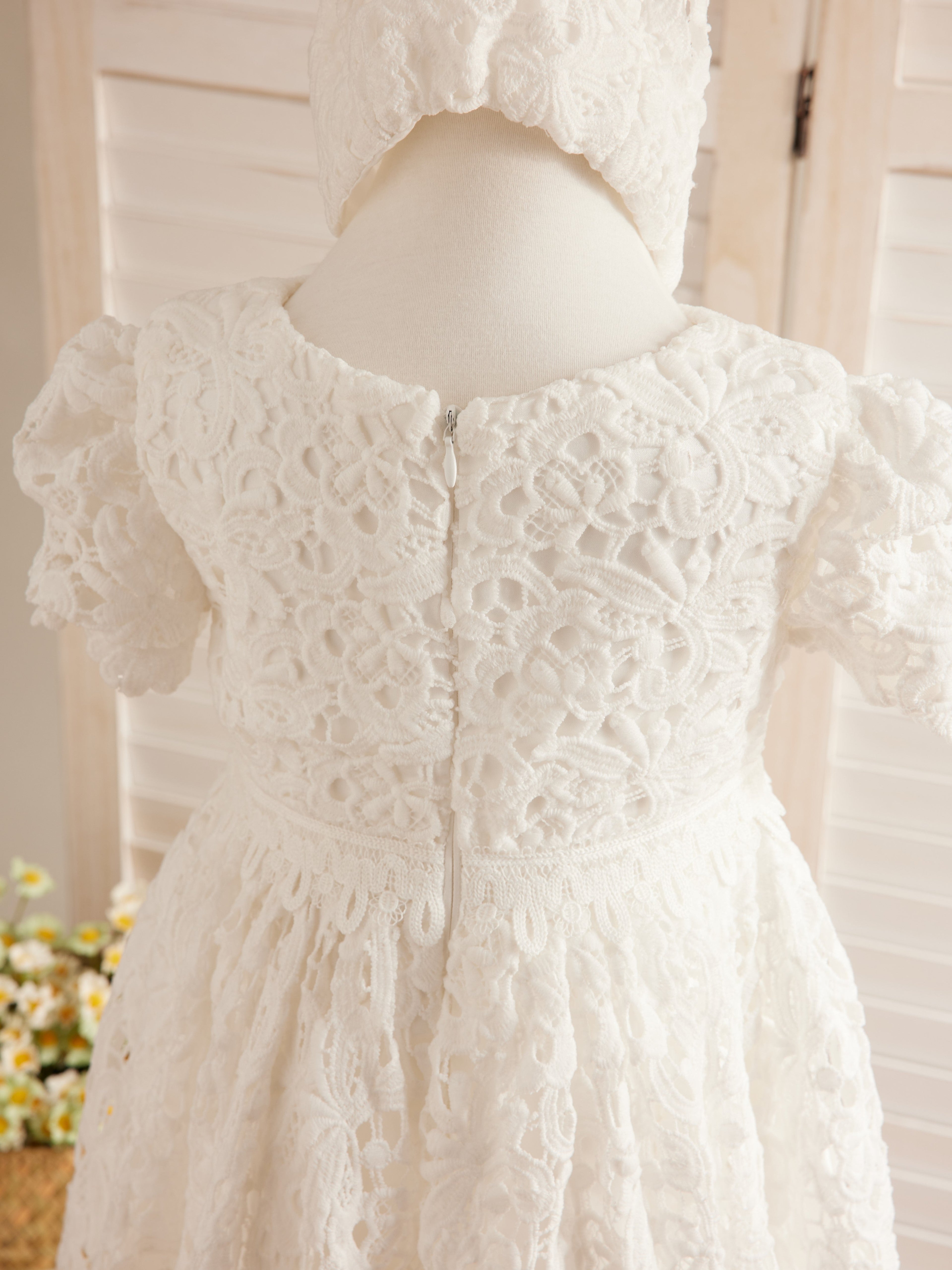 Vestidos de bautizo color marfil con encaje hasta la rodilla 