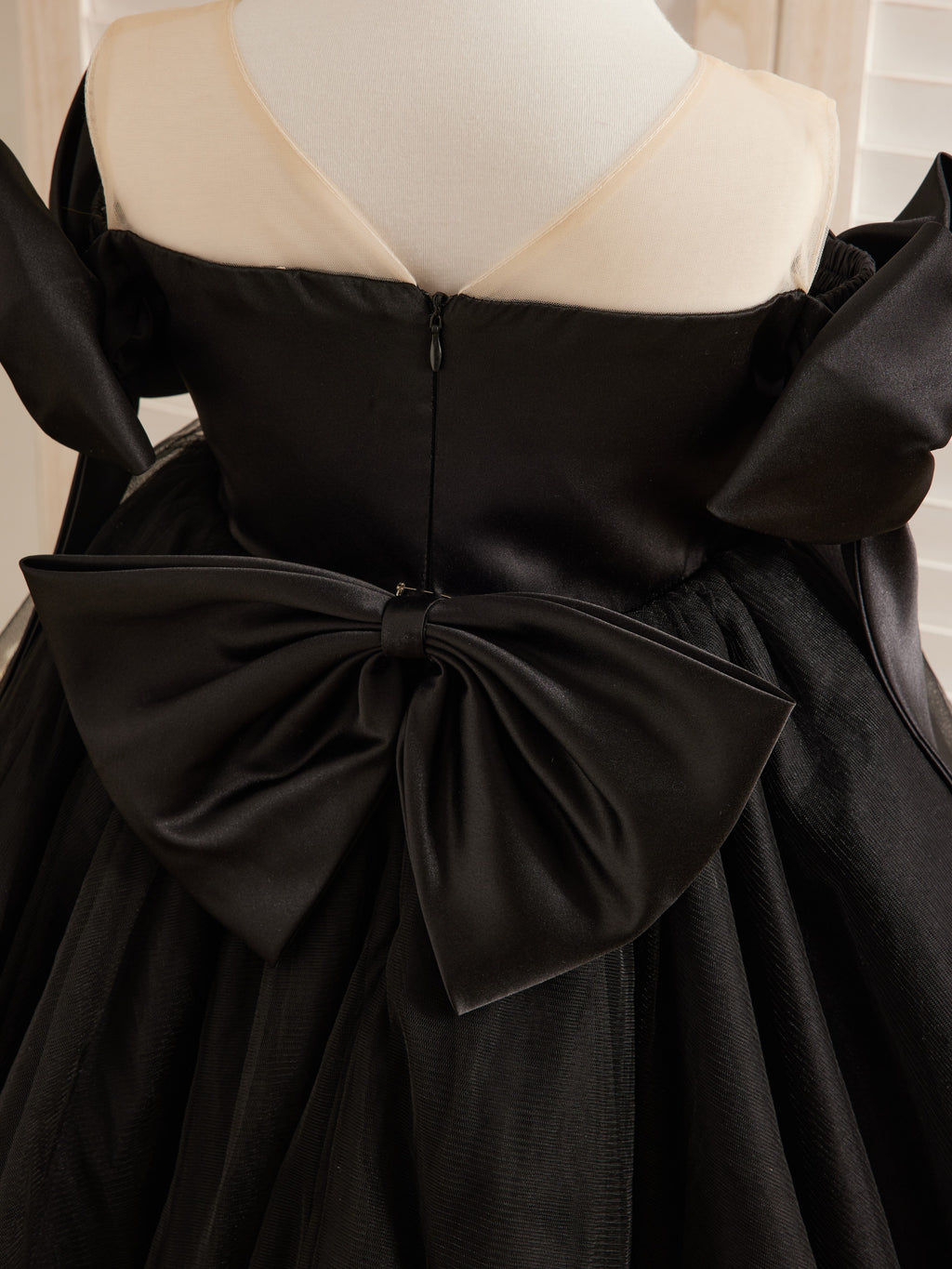 Vestido de tul negro hasta la rodilla con hombros descubiertos para bebé niña 