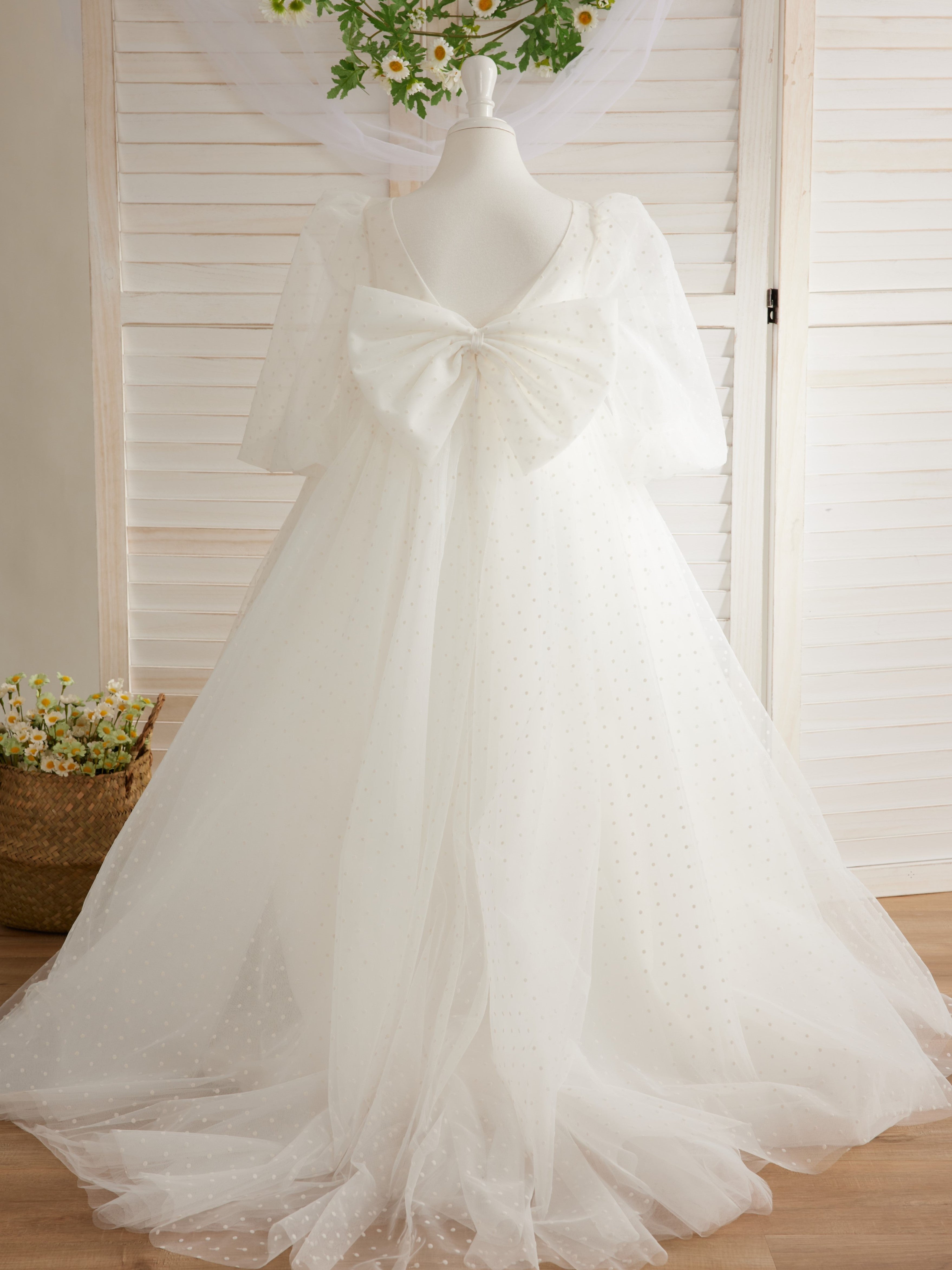 Elegante vestido de niña de las flores para la Primera Comunión, de tul con lunares, mangas abullonadas y cola corta. 