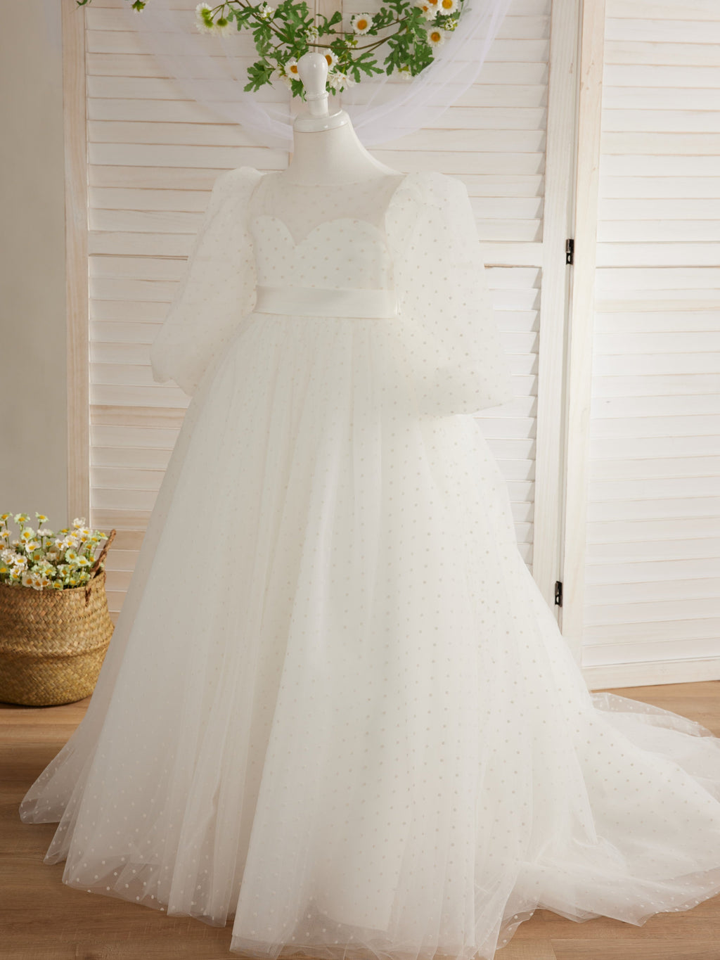 Elegante vestido de niña de las flores para la Primera Comunión, de tul con lunares, mangas abullonadas y cola corta. 