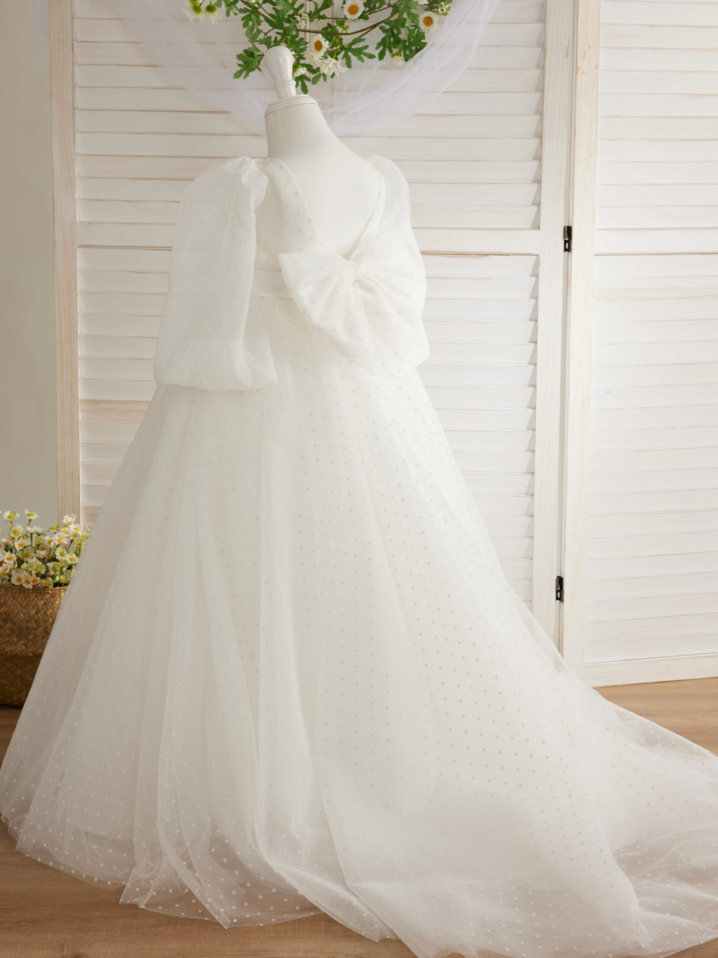 Elegante vestido de niña de las flores para la Primera Comunión, de tul con lunares, mangas abullonadas y cola corta. 