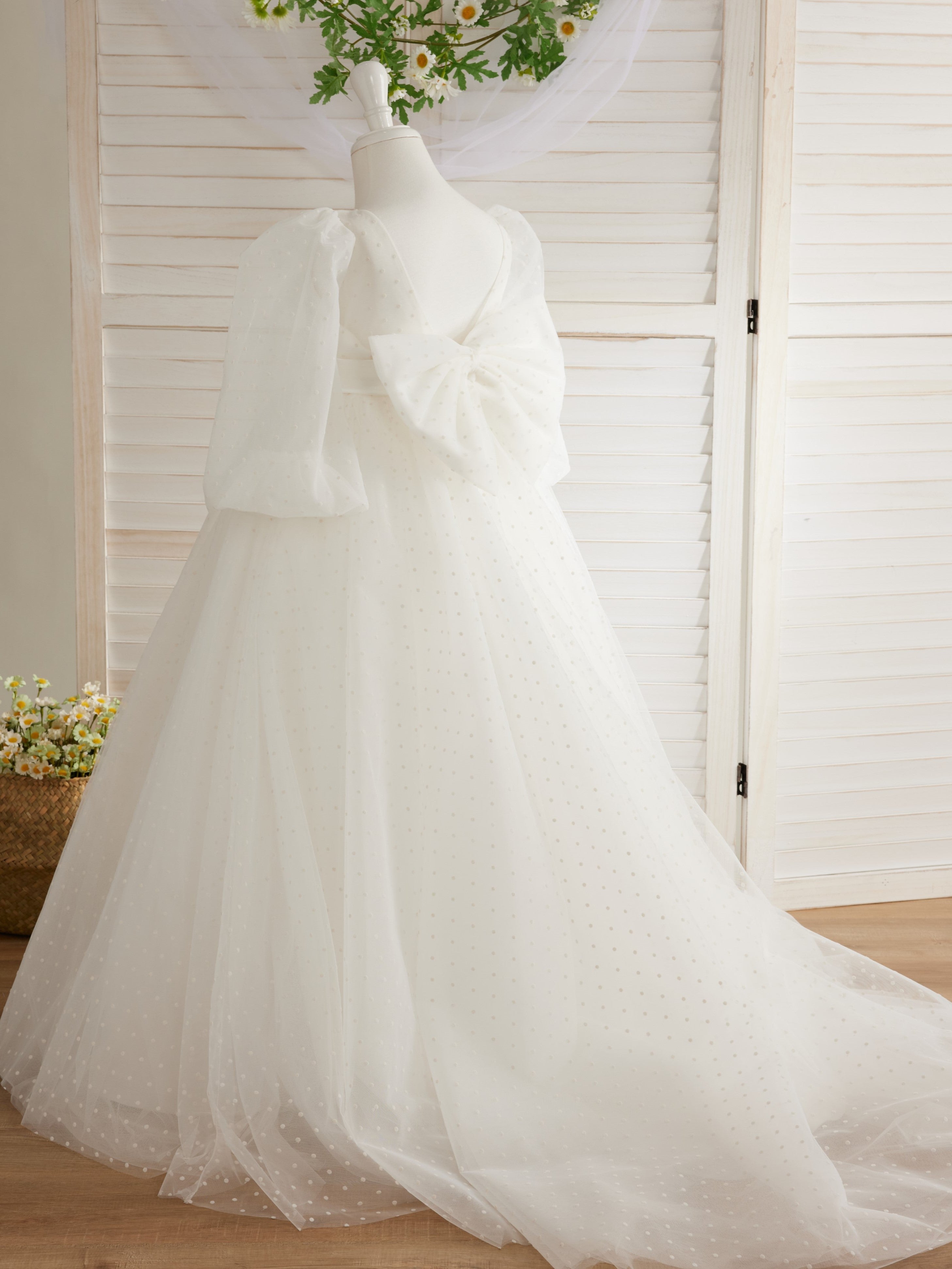 Elegante vestido de niña de las flores para la Primera Comunión, de tul con lunares, mangas abullonadas y cola corta. 