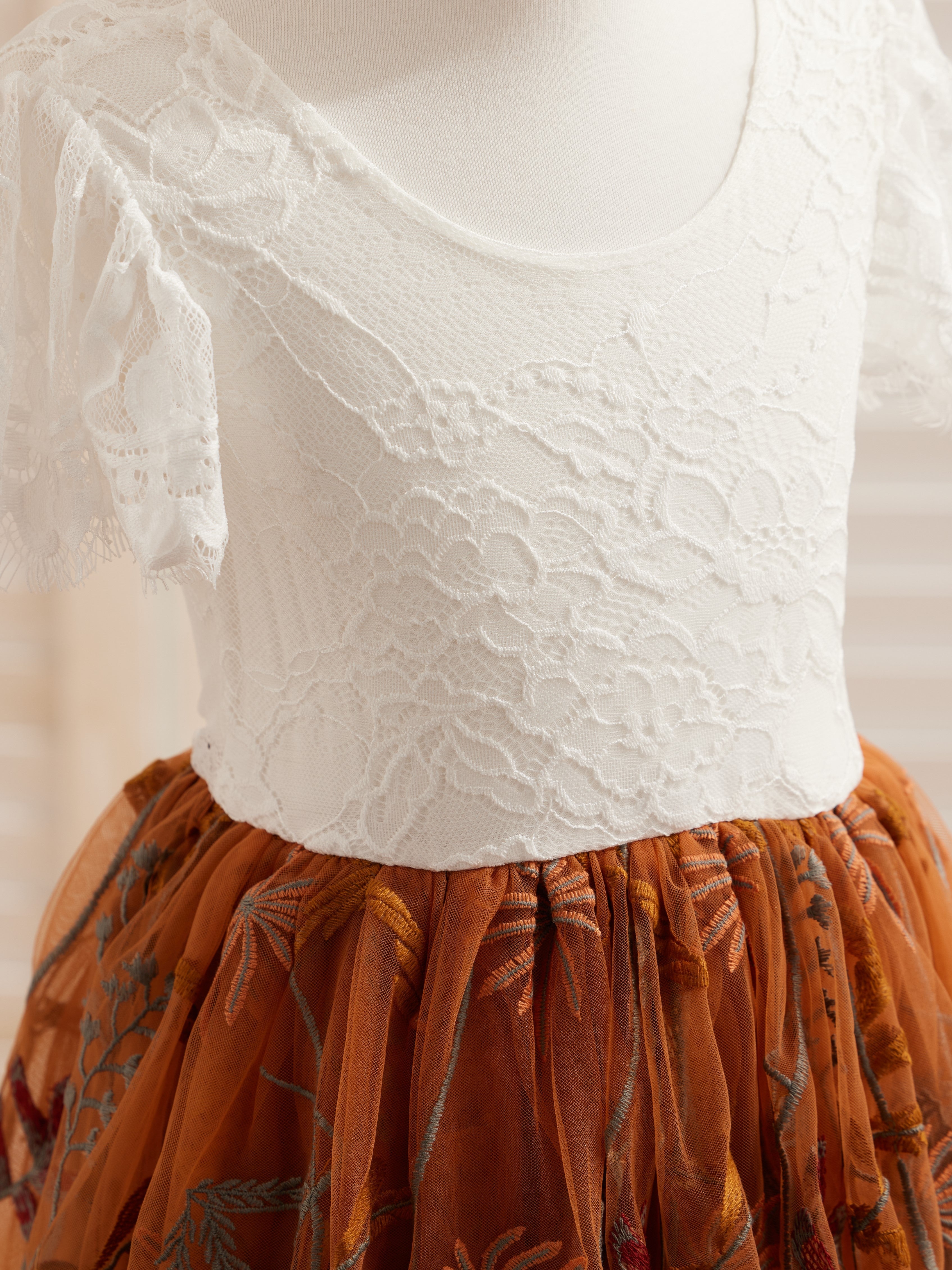 Vestido de niña de las flores color naranja quemado, blanco, encaje, tul y bordado hasta la rodilla 