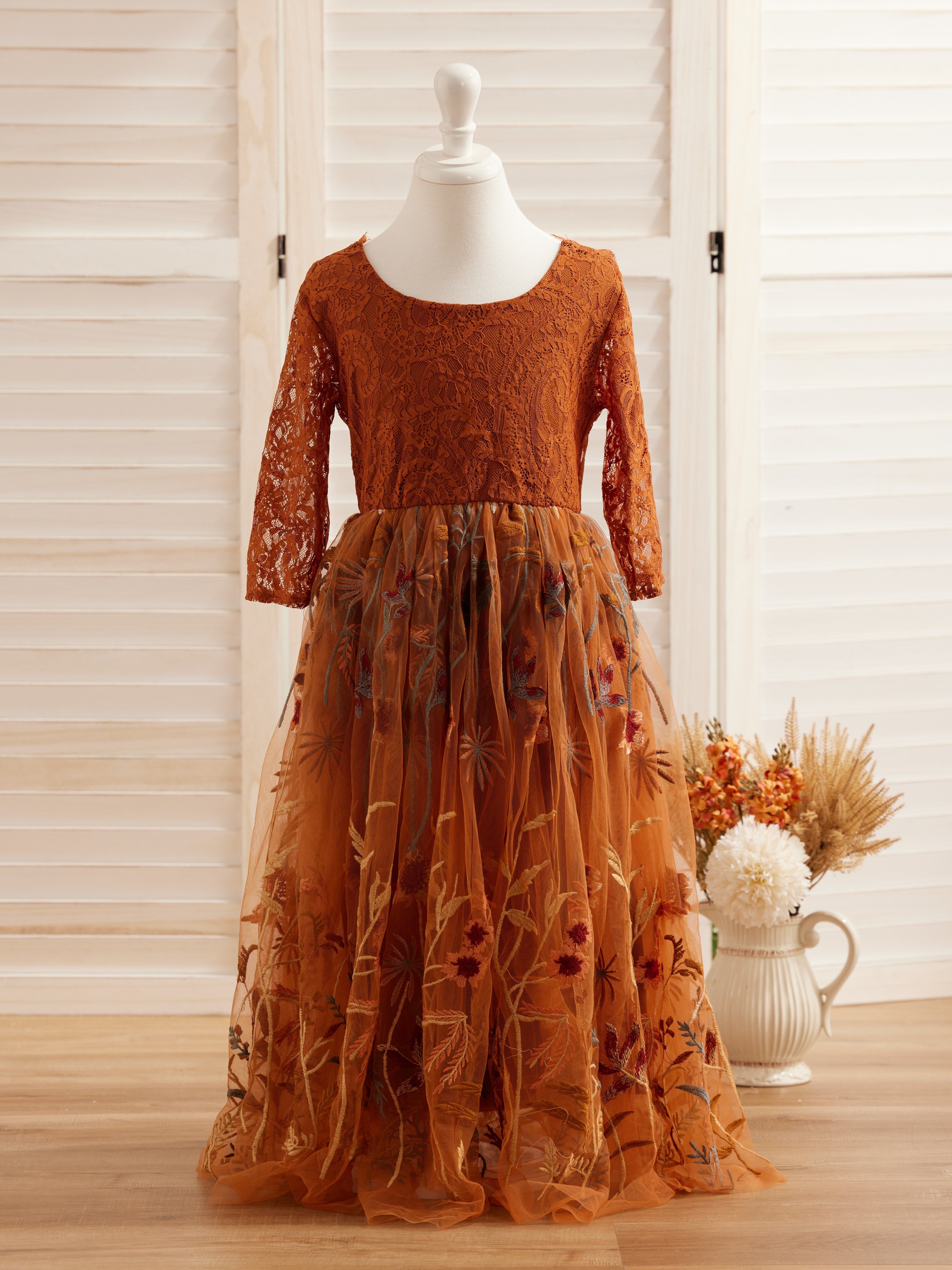 Vestido de niña de las flores color naranja quemado, con encaje, tul y bordados hasta el tobillo 