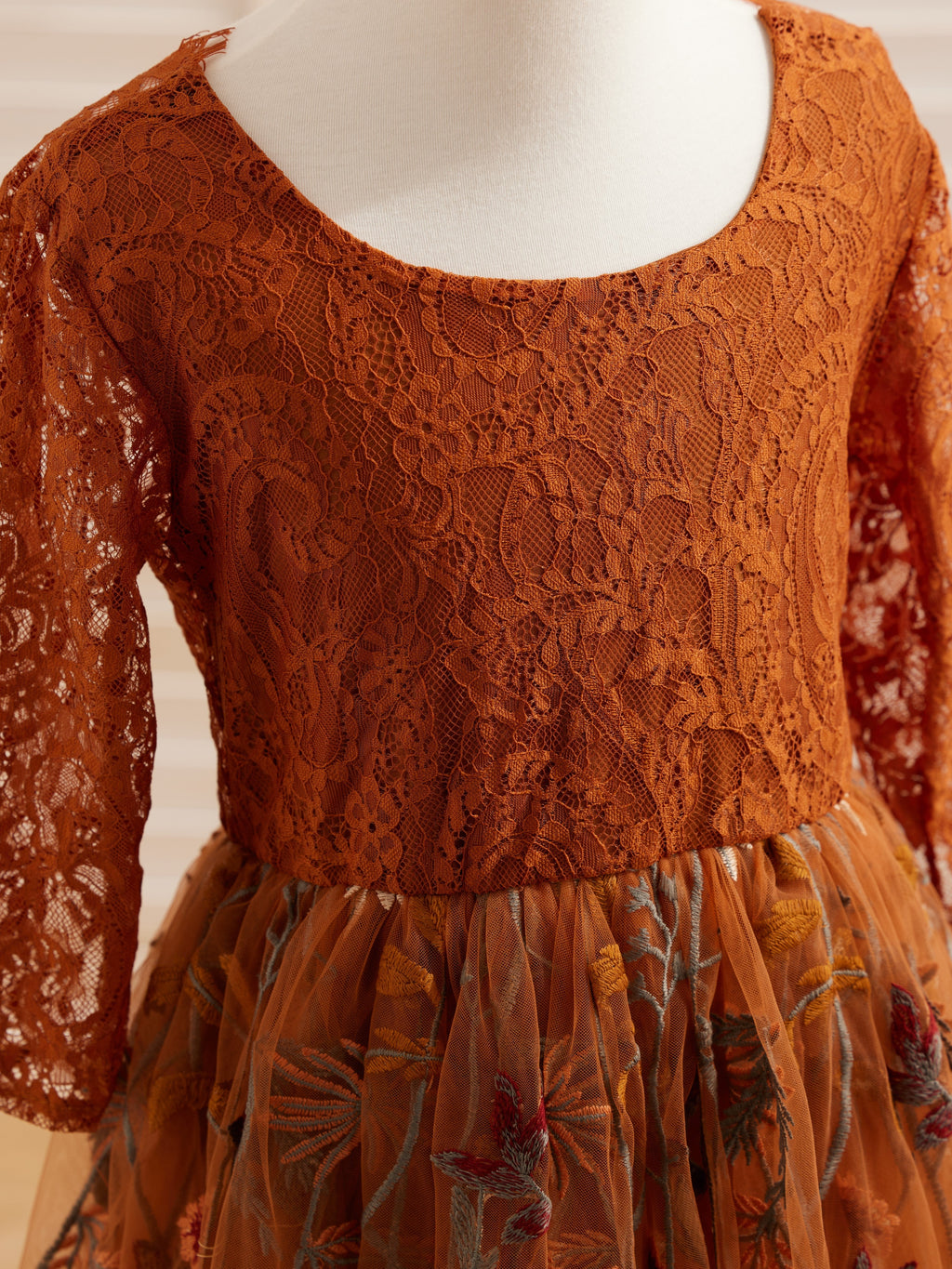 Vestido de niña de las flores color naranja quemado, con encaje, tul y bordados hasta el tobillo 