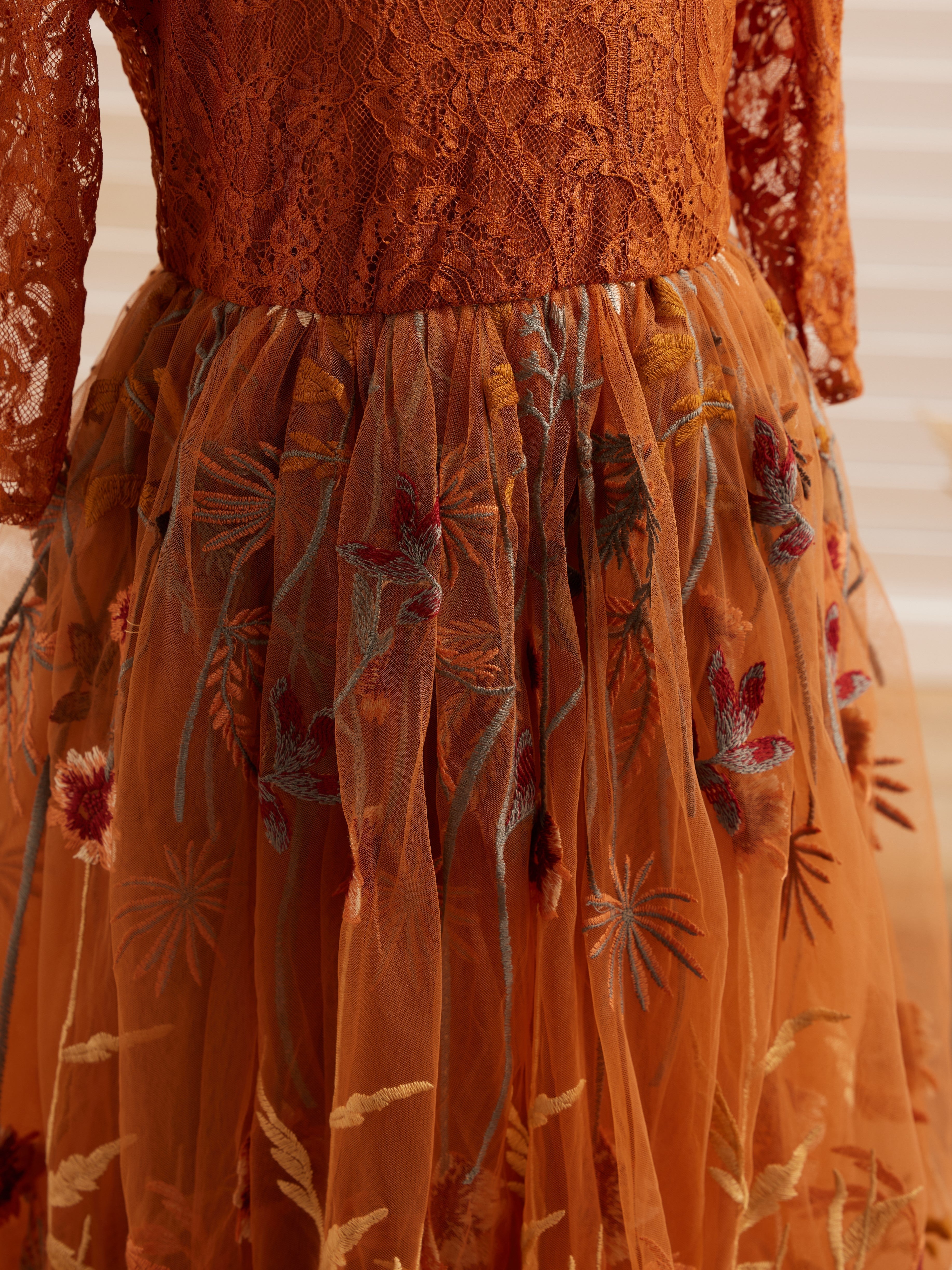 Vestido de niña de las flores color naranja quemado, con encaje, tul y bordados hasta el tobillo 