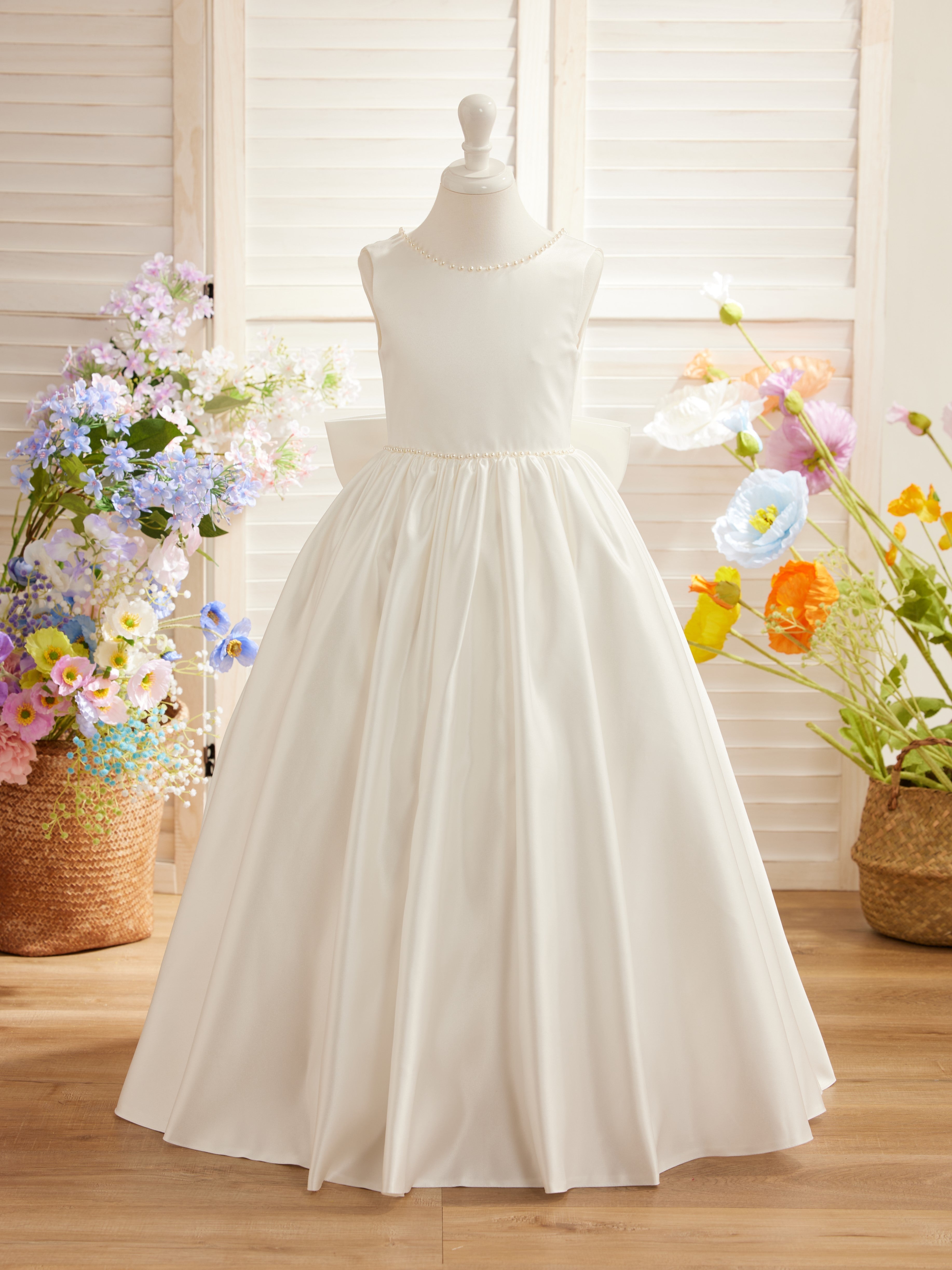 Vestido rosa sin mangas de satén con escote con cuentas y detalle de lazo 