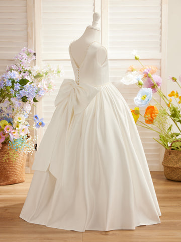 Robe sans manches en satin ornée de perles et d'un nœud, avec encolure perlée et détail de nœud. 