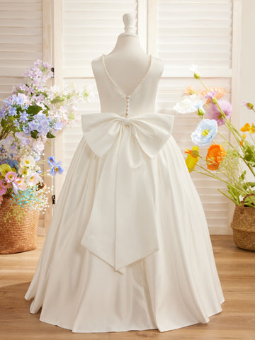 Robe sans manches en satin ornée de perles et d'un nœud, avec encolure perlée et détail de nœud. 