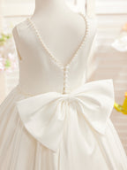 Vestido rosa sin mangas de satén con escote con cuentas y detalle de lazo 