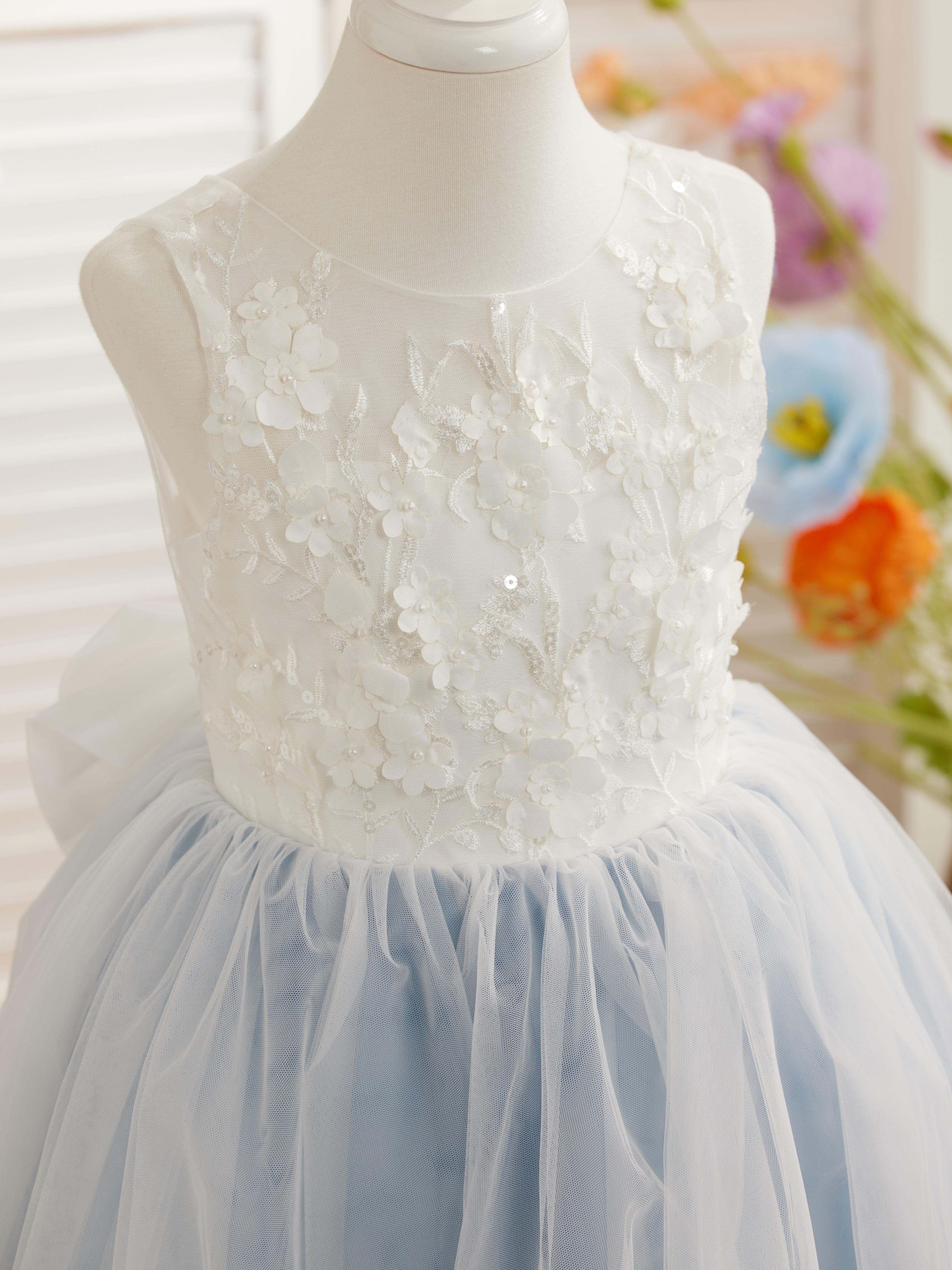 Vestido midi de encaje floral y lazo grande 