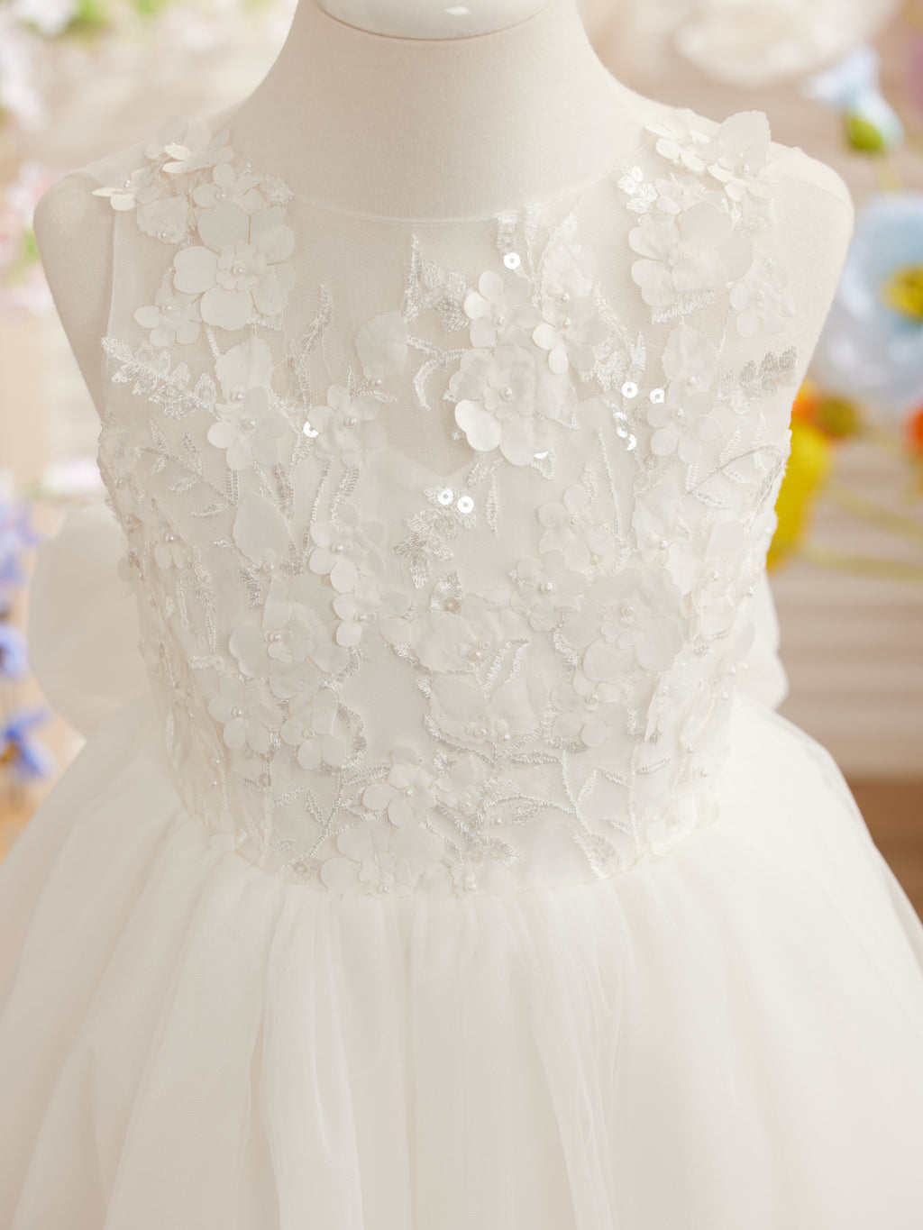 Vestido midi de encaje floral y lazo grande 