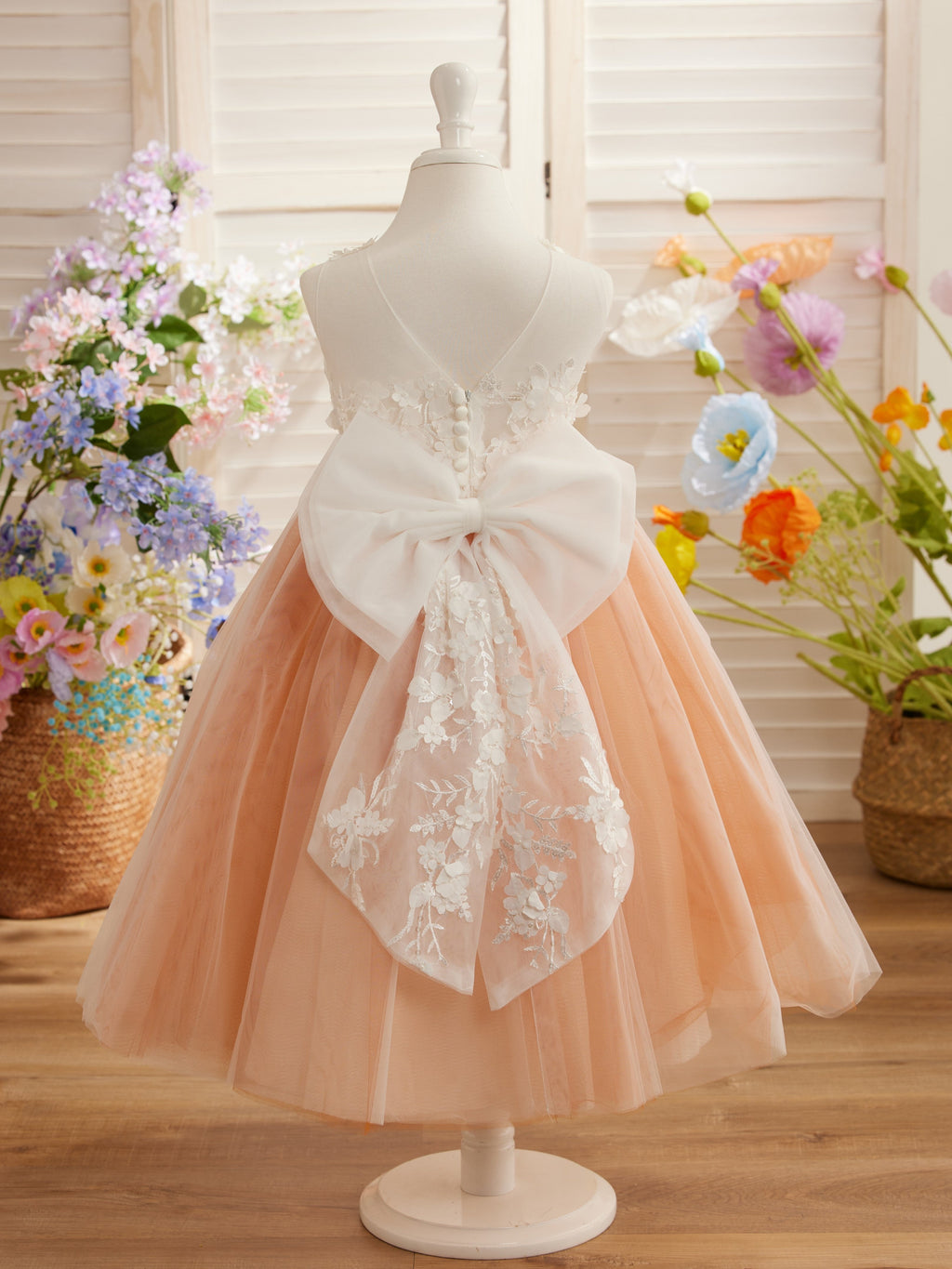 Vestido midi de encaje floral y lazo grande 