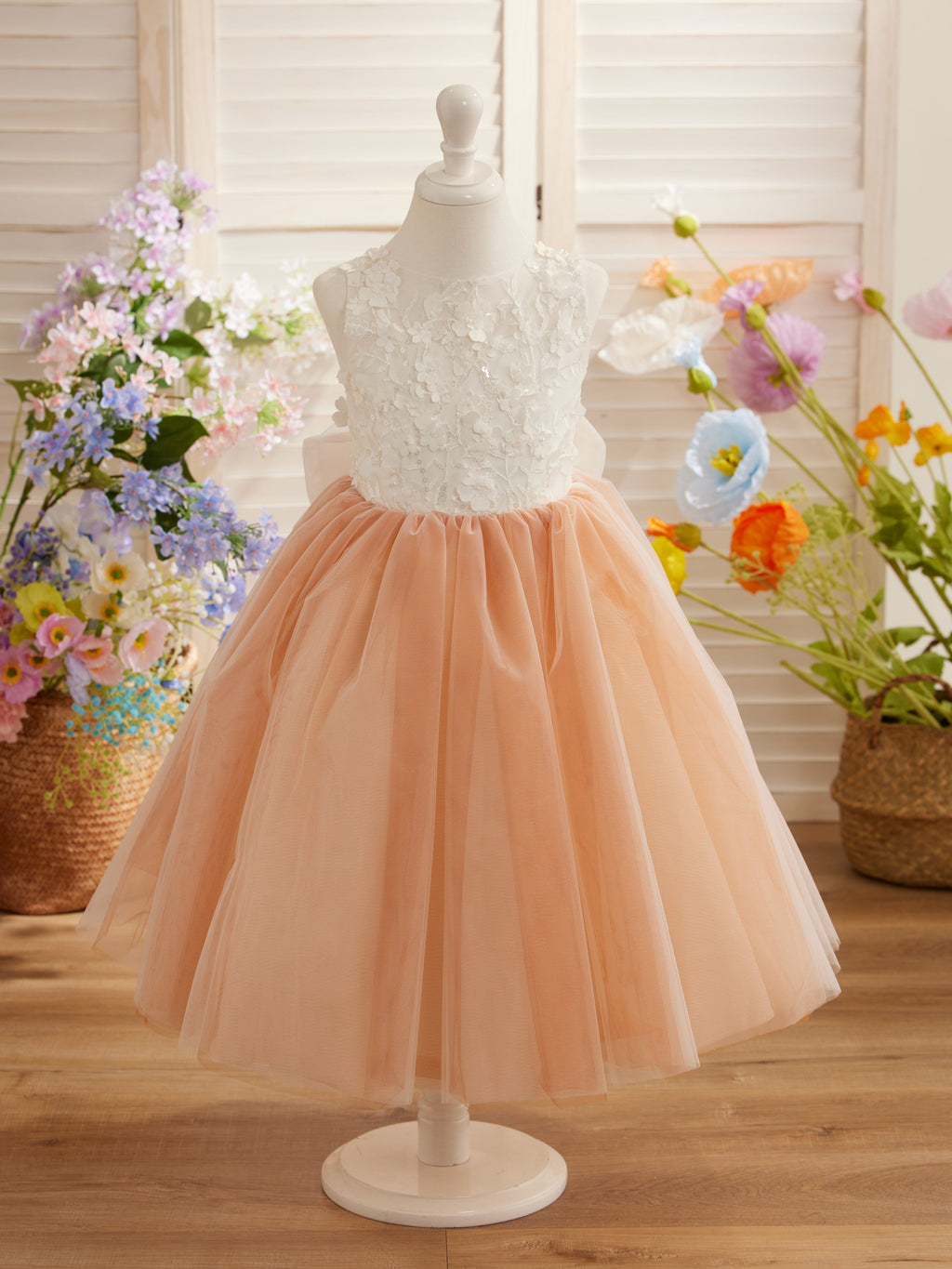 Vestido midi de encaje floral y lazo grande 