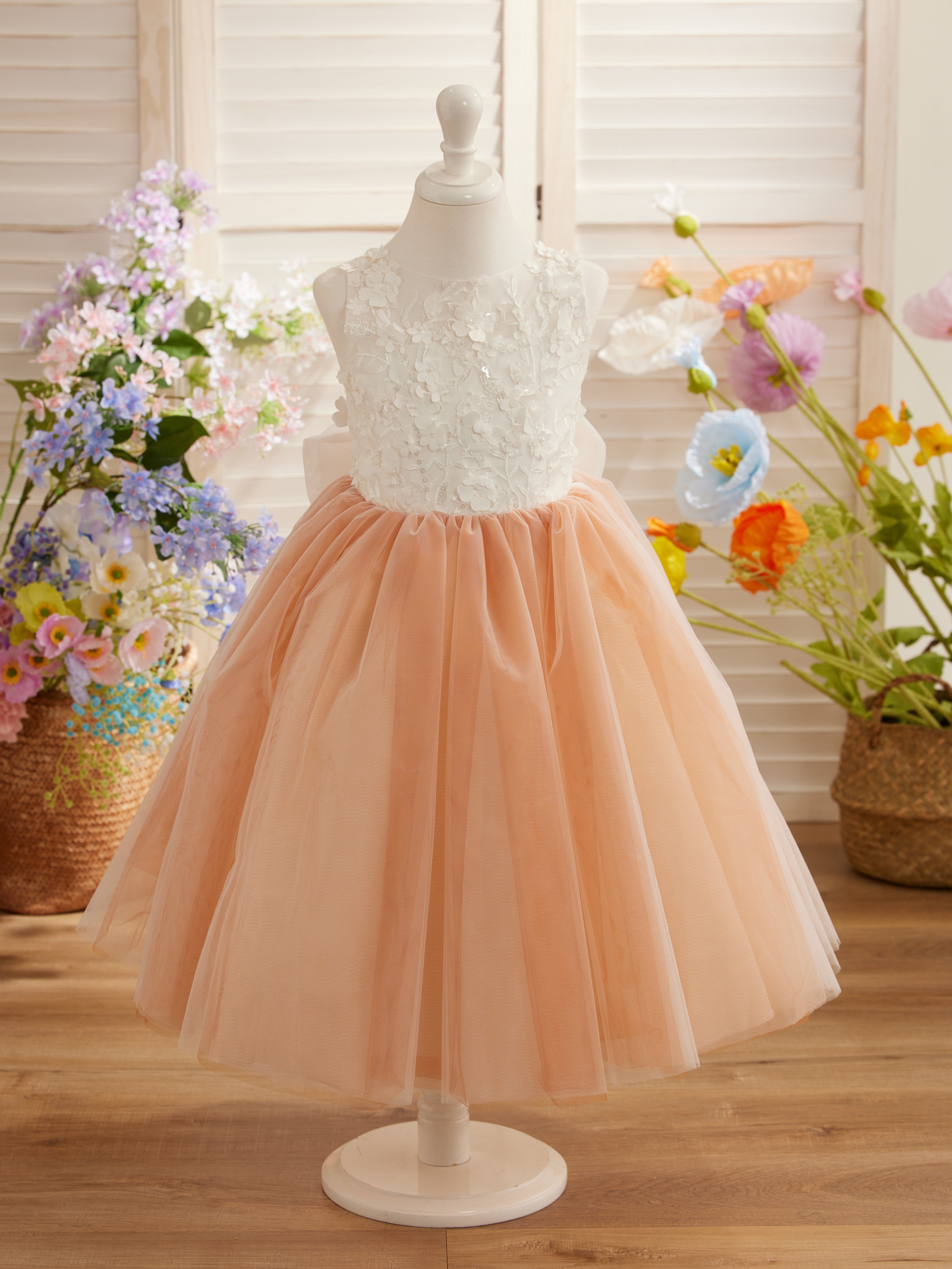 Vestido midi de encaje floral y lazo grande 