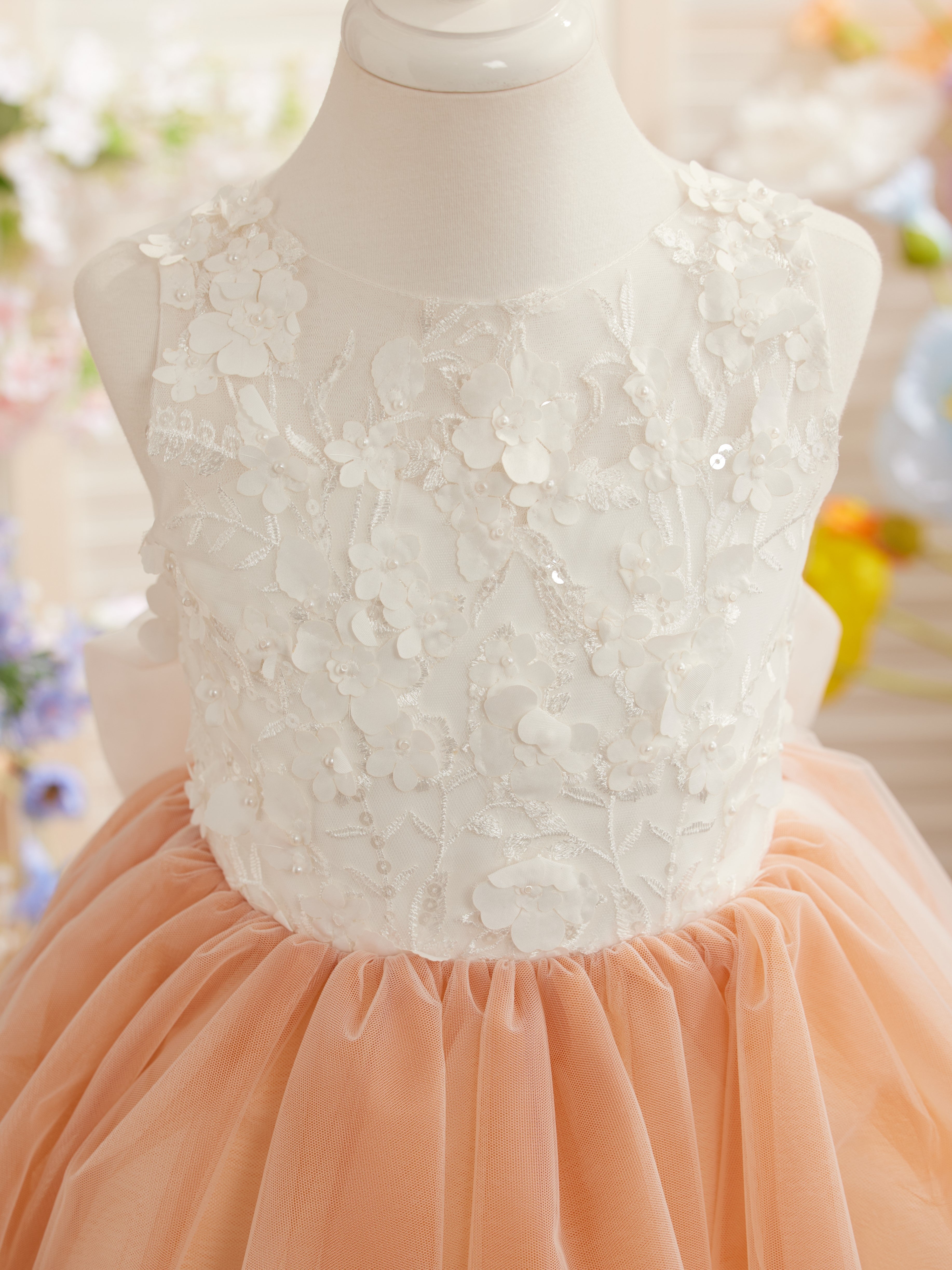 Vestido midi de encaje floral y lazo grande 