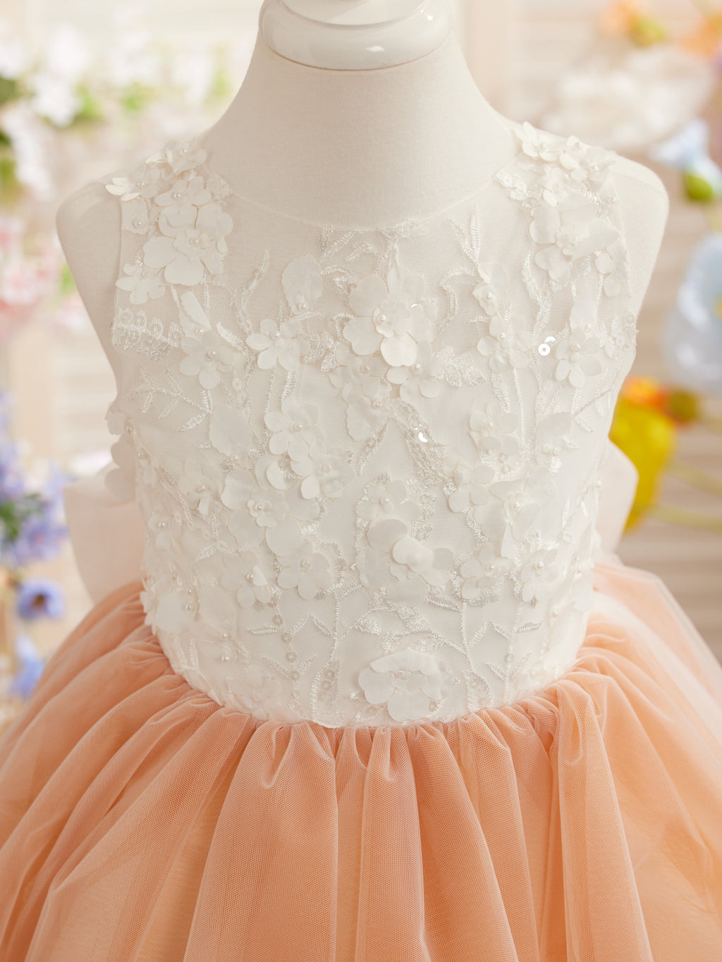 Vestido midi de encaje floral y lazo grande 