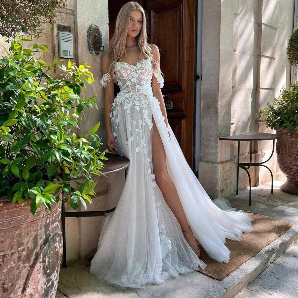 Robes de mariée vintage en dentelle appliquée, coupe trapèze, décolleté cœur, épaules dénudées, fente latérale sexy, idéales pour une soirée formelle sur la plage ou un gala. 