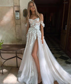 Robes de mariée vintage en dentelle appliquée, coupe trapèze, décolleté cœur, épaules dénudées, fente latérale sexy, idéales pour une soirée formelle sur la plage ou un gala. 