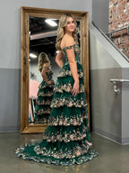 Vestido de graduación tipo corsé con hombros descubiertos y volantes de encaje