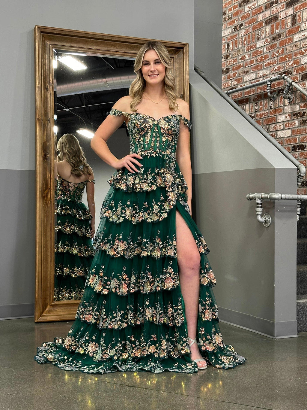 Vestido de graduación tipo corsé con hombros descubiertos y volantes de encaje
