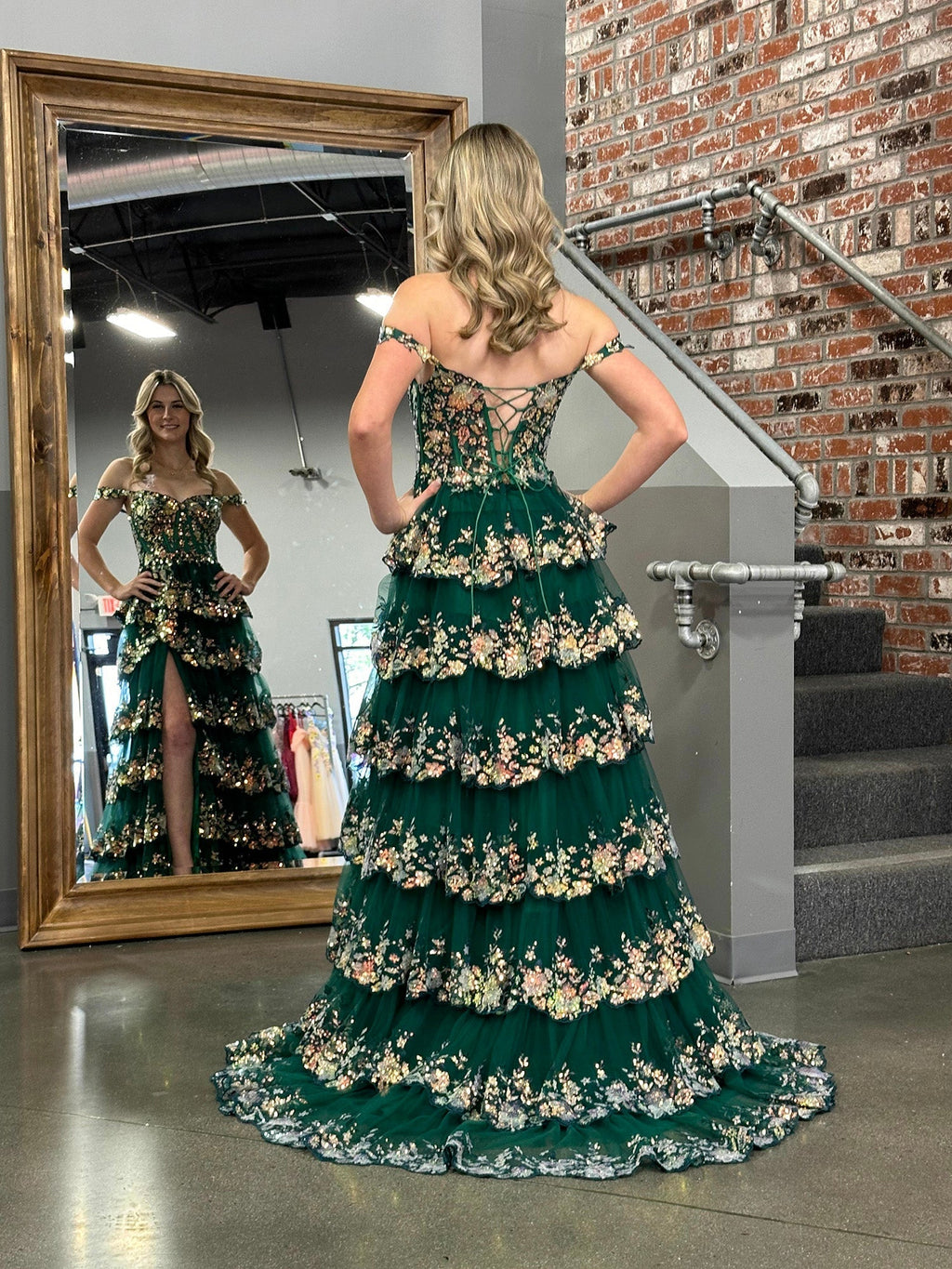 Vestido de graduación tipo corsé con hombros descubiertos y volantes de encaje