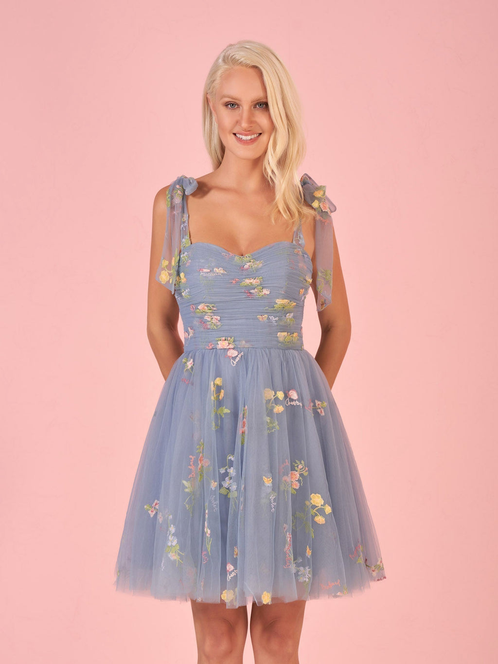 Vestido corto de tul con escote corazón y estampado floral para baile de bienvenida