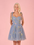 Vestido corto de tul con escote corazón y estampado floral para baile de bienvenida