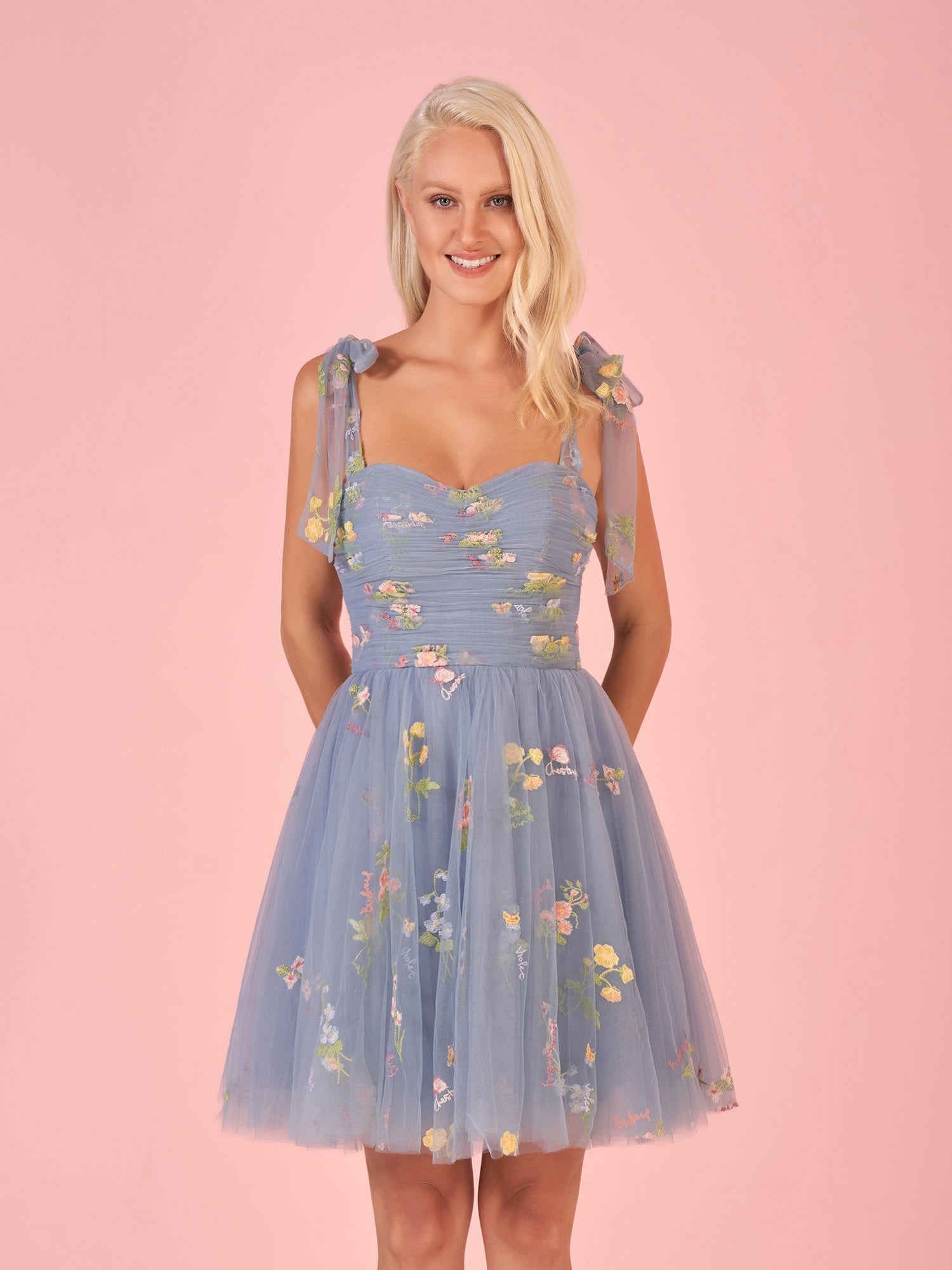 Vestido corto de tul con escote corazón y estampado floral para baile de bienvenida