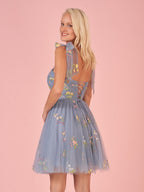 Vestido corto de tul con escote corazón y estampado floral para baile de bienvenida
