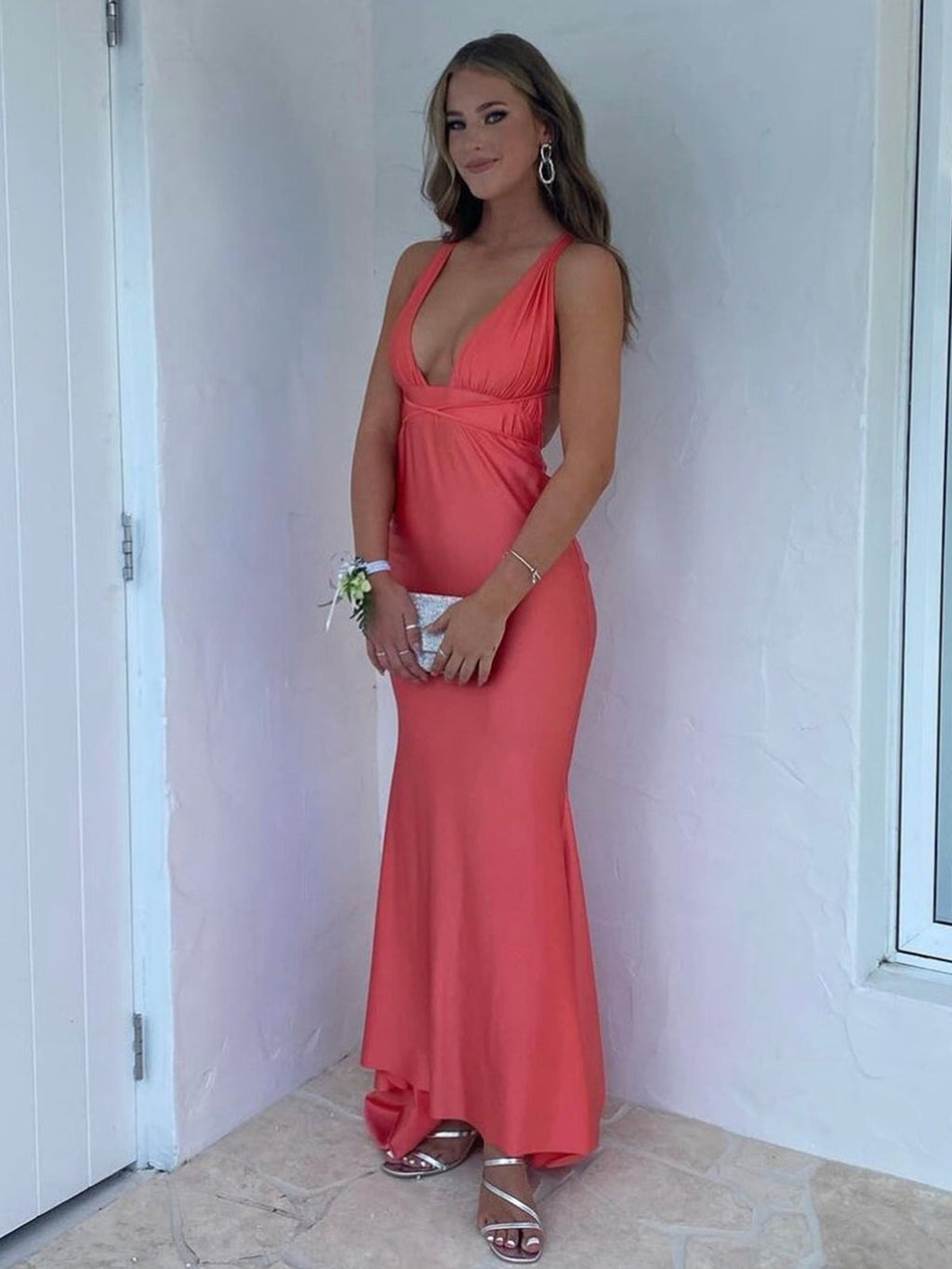 Helaina | Vestido largo de fiesta de sirena rosa claro satinado con escote pronunciado