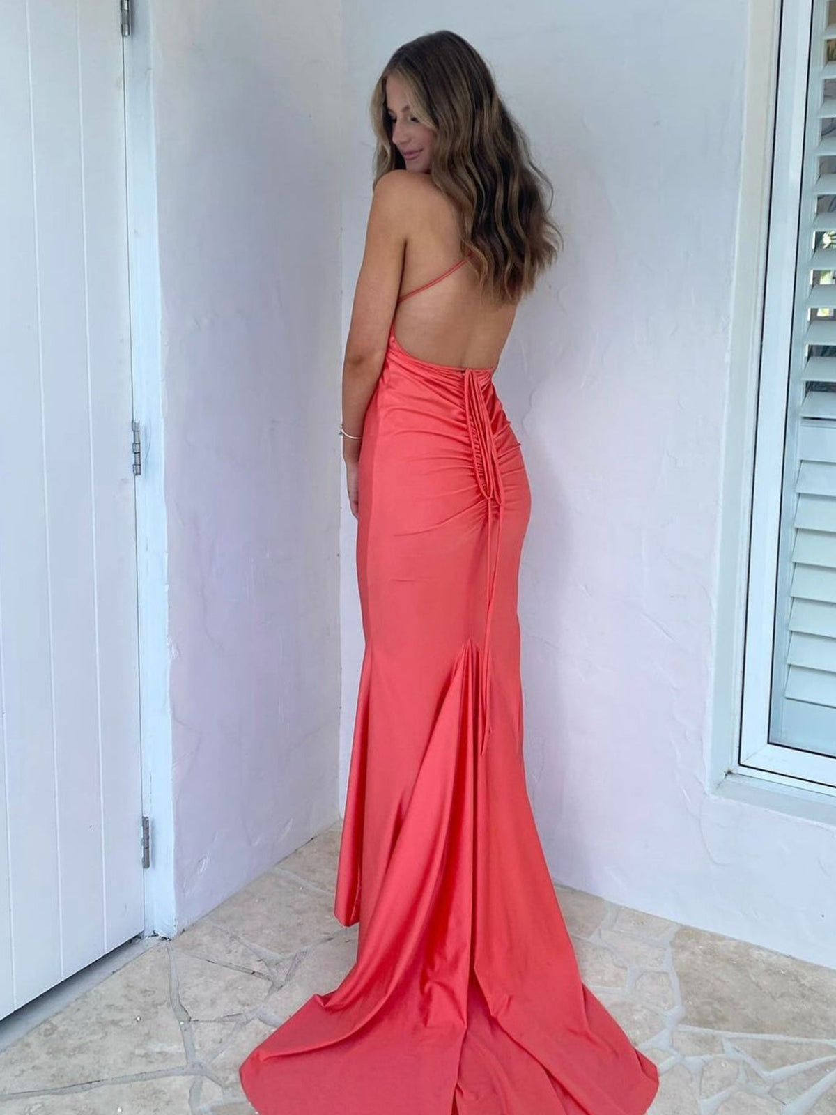Helaina | Vestido largo de fiesta de sirena rosa claro satinado con escote pronunciado