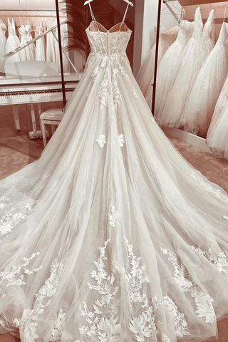 Robe de mariée princesse en dentelle, robe de mariée 2024, robe de mariée à bretelles spaghetti et traîne chapelle en tulle champagne