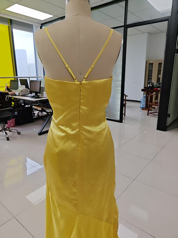 Vestido de fiesta largo de satén con tirantes finos, corte en A, corsé plisado, ideal para damas de honor, con abertura. 