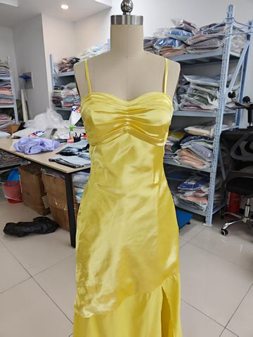 Vestido de fiesta largo de satén con tirantes finos, corte en A, corsé plisado, ideal para damas de honor, con abertura. 