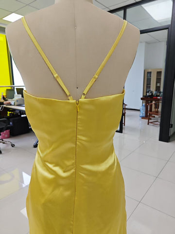 Vestido de fiesta largo de satén con tirantes finos, corte en A, corsé plisado, ideal para damas de honor, con abertura. 