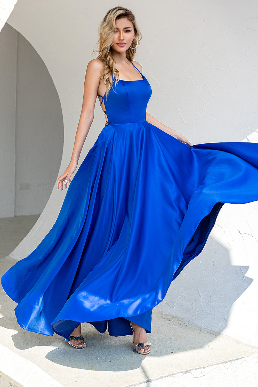 Robe de bal dos nu en satin bleu royal