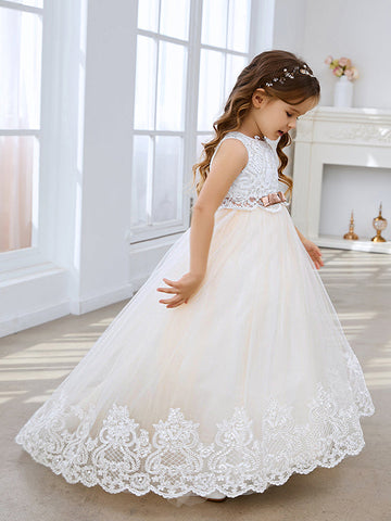 Vestido de niña de las flores color marfil, estilo princesa, con cola de tul y corte de baile. 