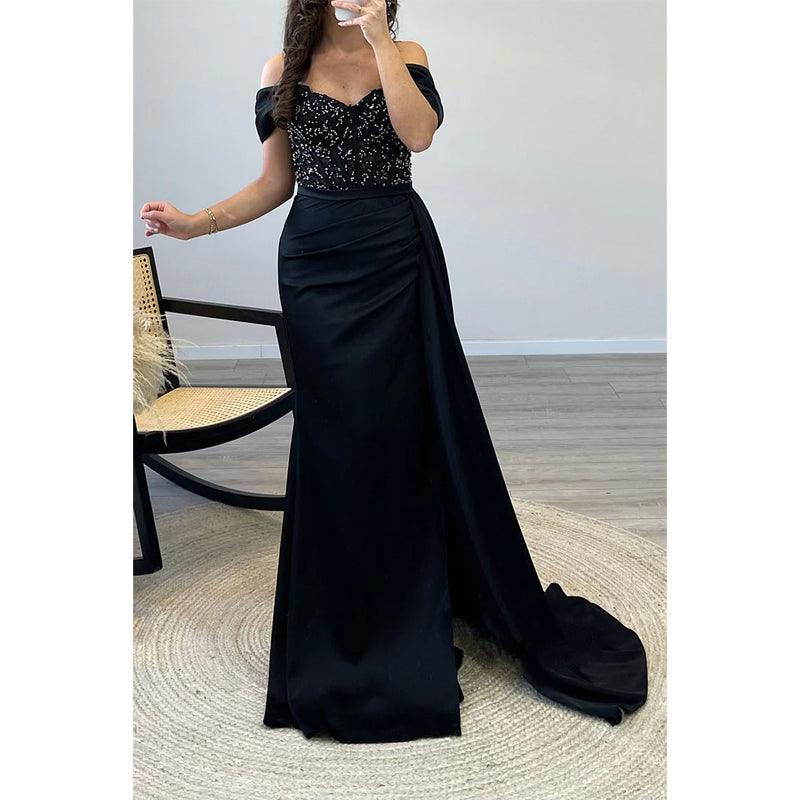 Vestido de noche largo con hombros descubiertos, corte tubo/columna y cuentas 