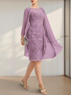 Vestido de novia de corte recto/columna, largo hasta la rodilla, de encaje y gasa, con escote ilusión, volantes en cascada y lentejuelas.