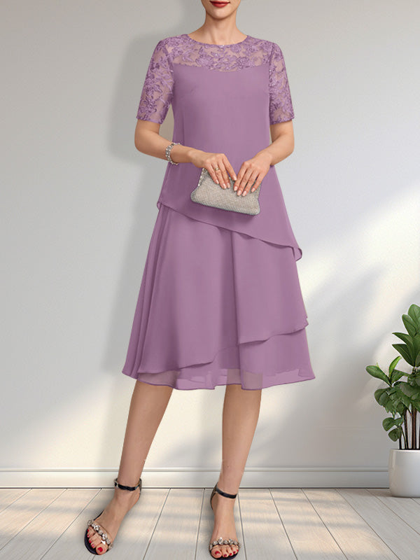 Vestido de novia de corte línea A con escote ilusión, largo hasta la rodilla, de encaje y gasa con lentejuelas.