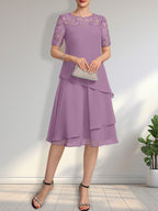 Vestido de novia de corte línea A con escote ilusión, largo hasta la rodilla, de encaje y gasa con lentejuelas.
