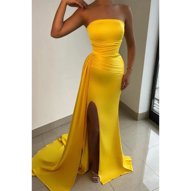 Robe de bal longue jaune sans bretelles, plissée et fendue sur le côté 