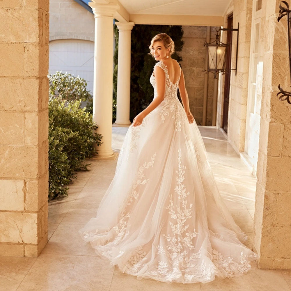 Robe de mariée élégante pour femme, col en V, manches courtes, applications de dentelle, robe de mariée boutonnée avec traîne, confectionnée sur mesure 