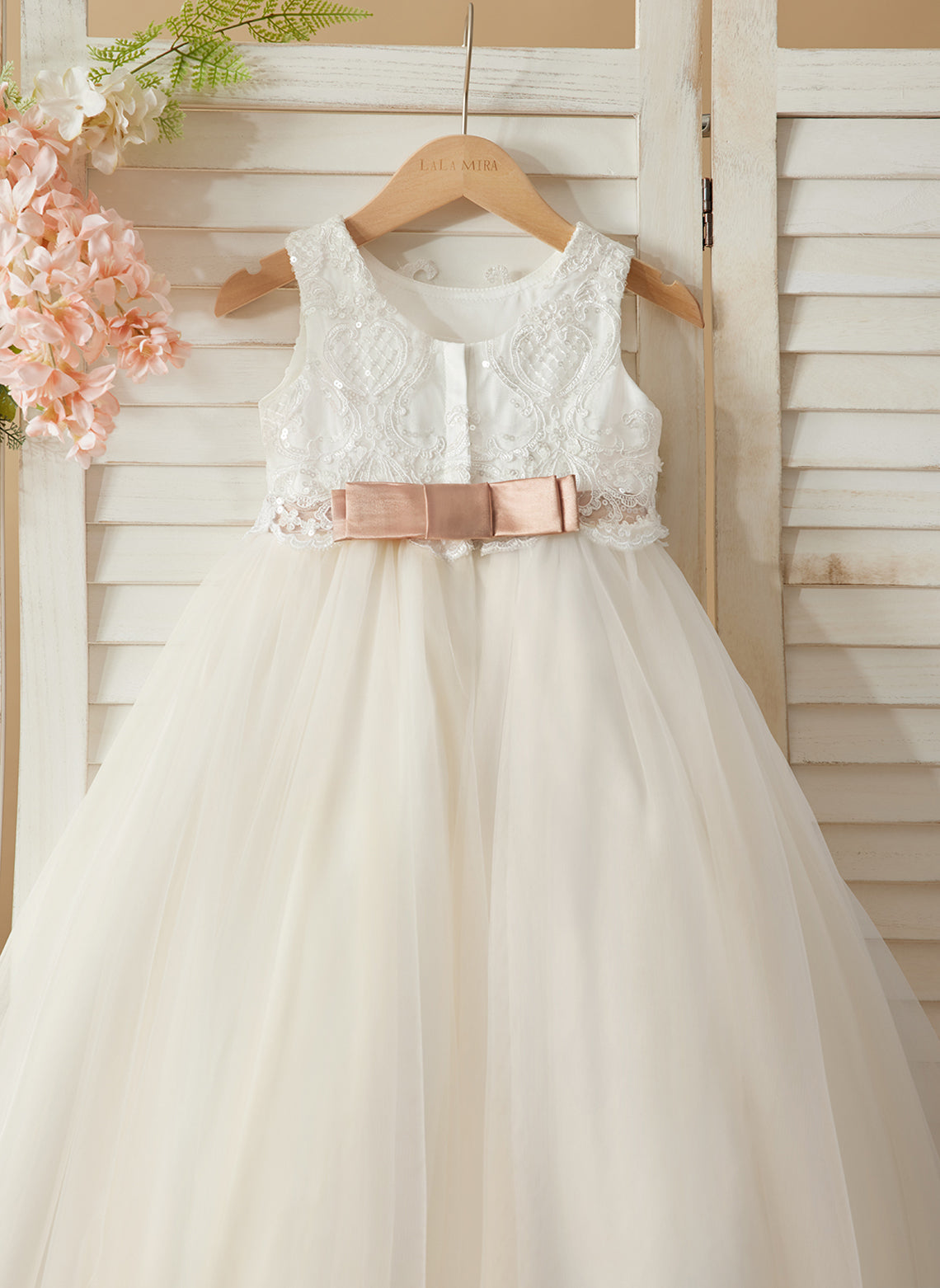 Vestido de niña de las flores color marfil, estilo princesa, con cola de tul y corte de baile. 