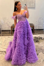 Robe de bal longue bustier trapèze en tulle à épaules dénudées et à volants, ornée de plumes.